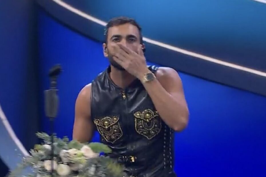 Lacrime di Marco Mengoni davanti alle telecamere di Sanremo 2023