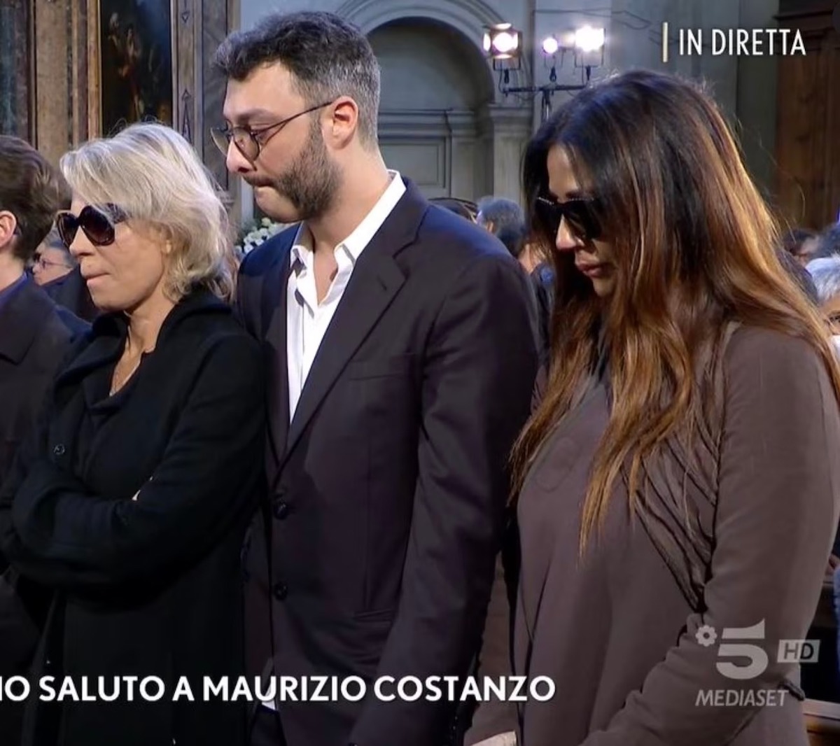 Funerali Maurizio Costanzo, chi è donna accanto a Maria De Filippi