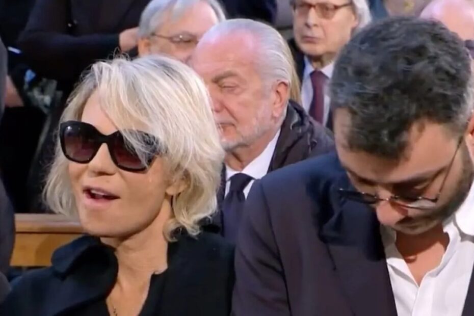 Il sorriso di Maria De Filippi durante il funerale di Maurizio Costanzo
