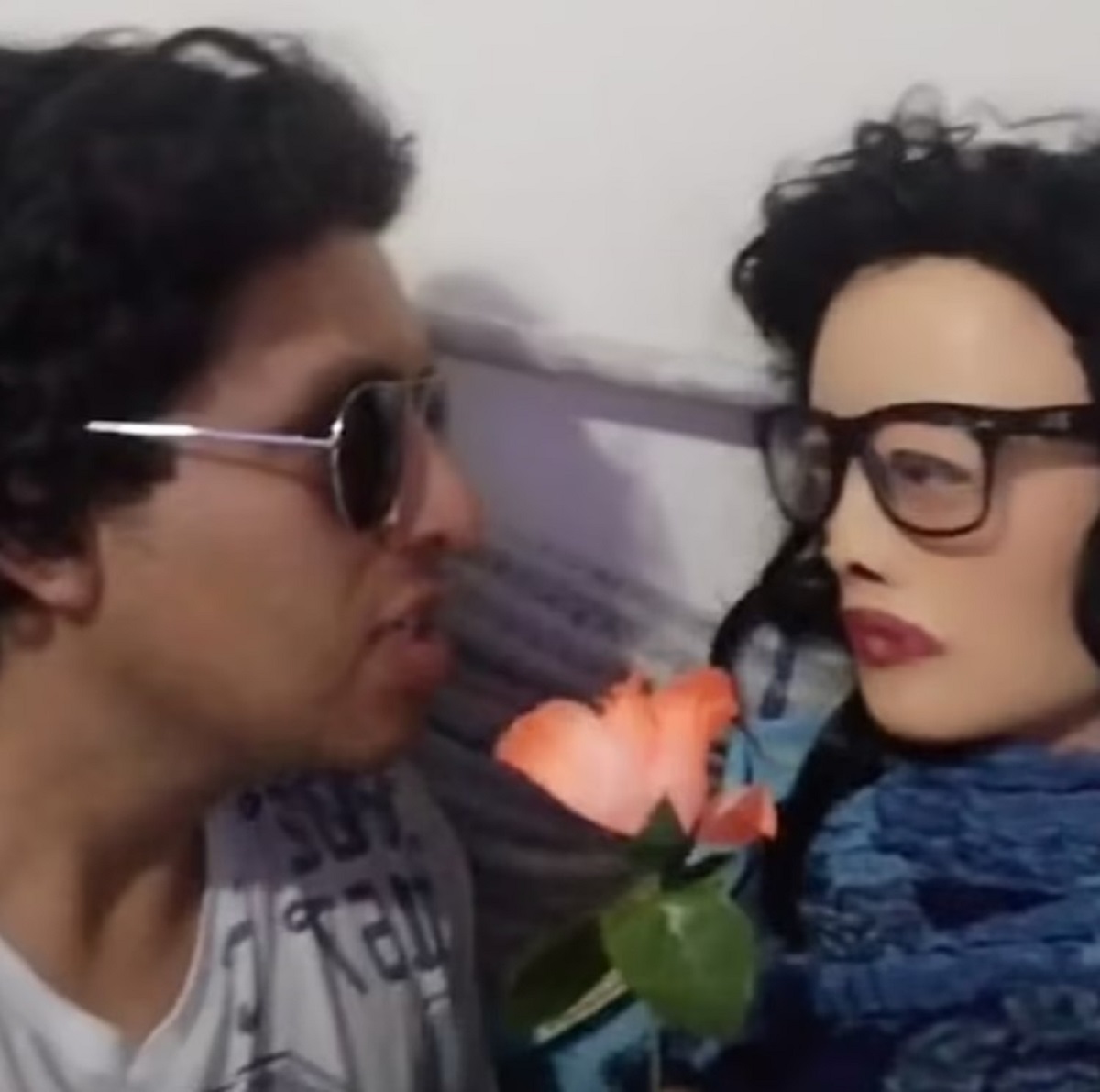 TikToker fidanzato con un bambola 