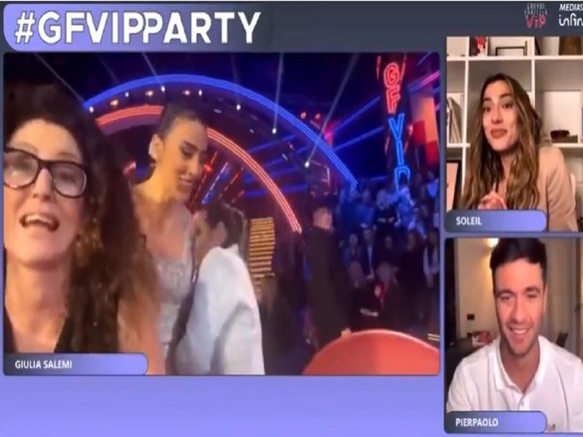 Scoppia la lite tra le due fan: spintoni e urla