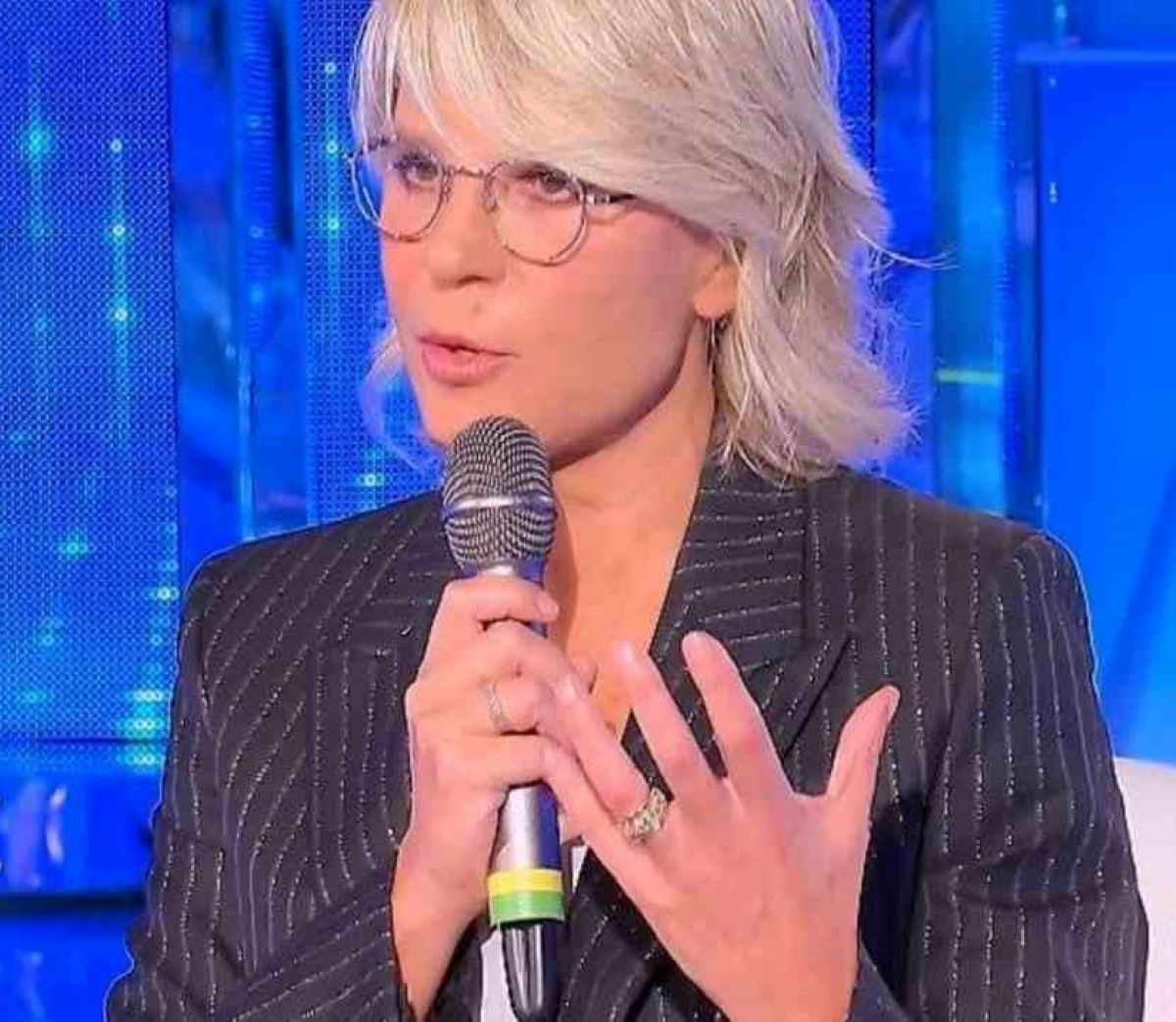 Maria De Filippi Gesto Raffaella Mennoia