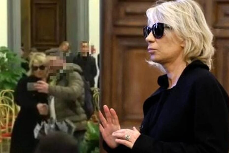L’uomo del selfie ai funerali di Maurizio Costanzo è sparito