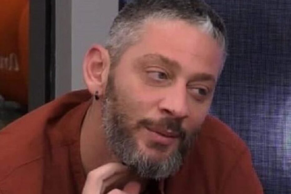 Edoardo Tavassi si taglia la barba ed è irriconoscibile