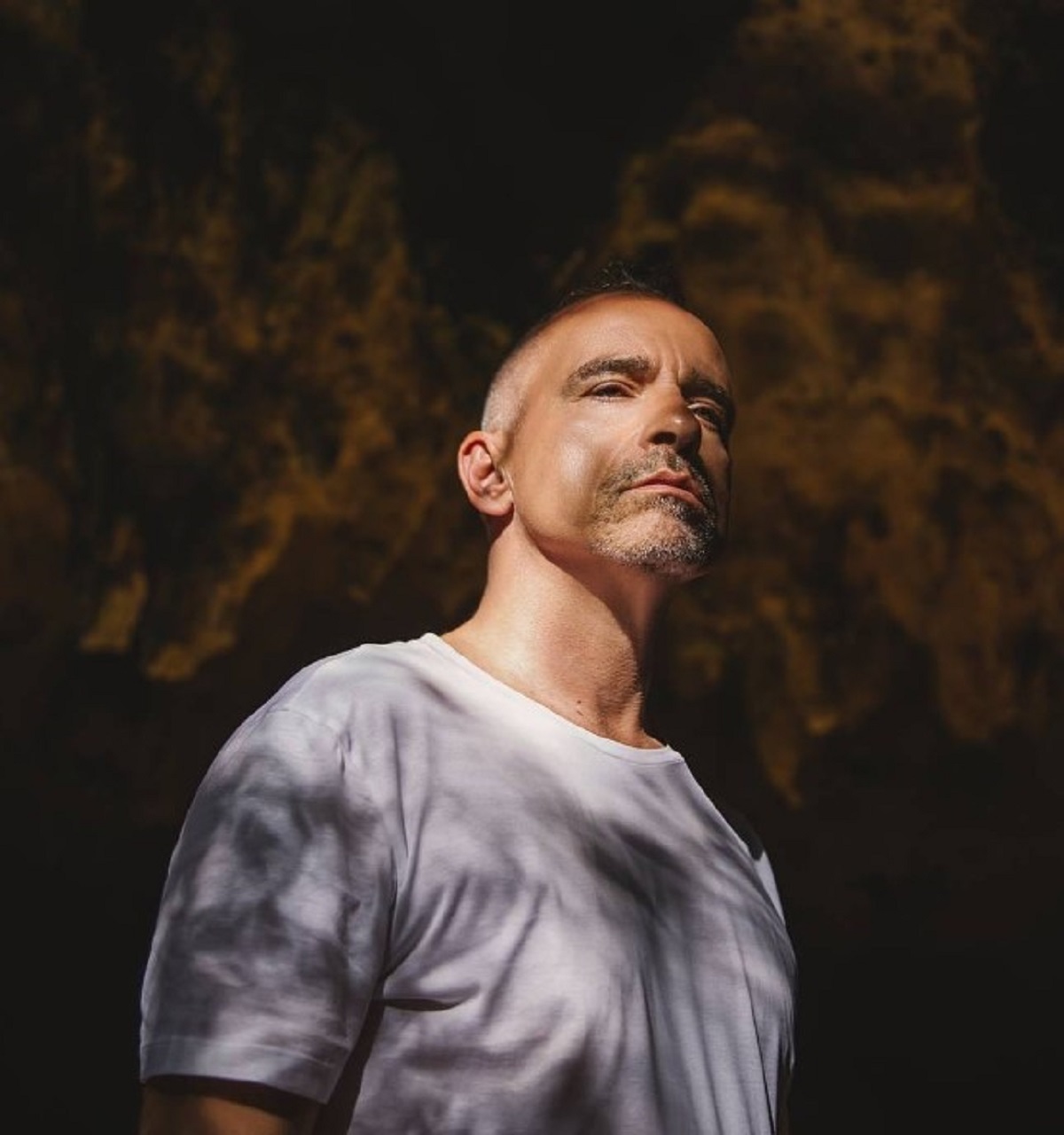 Eros Ramazzotti ha la laringite: "Ti sconfiggerò, bastarda"