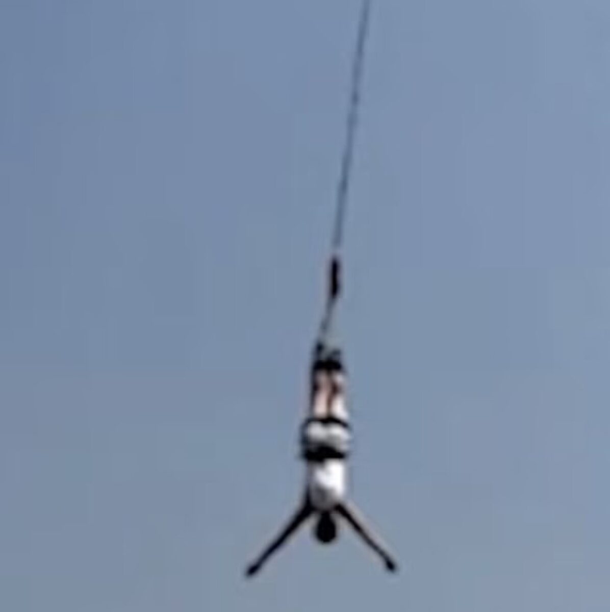 Sopravvive al bungee jumping e chiede un sostanzioso risarcimento