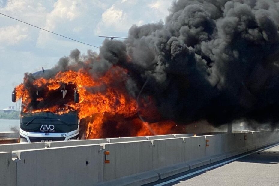 bus fiamme paura ponte passeggeri