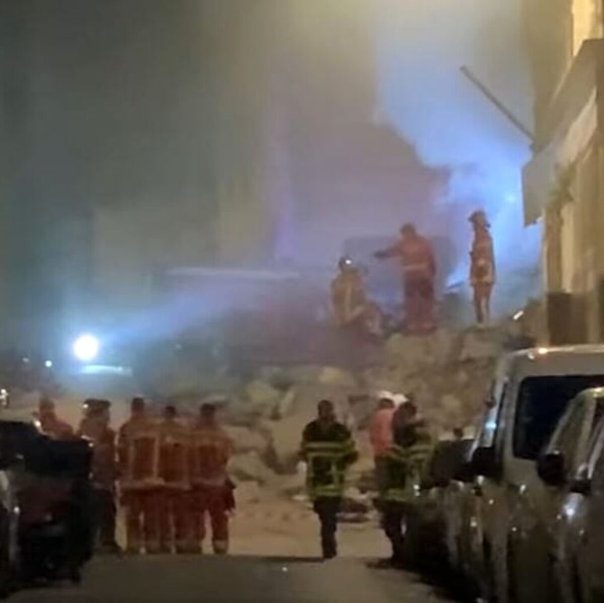 Crolla un palazzo in centro: morti, feriti e dispersi