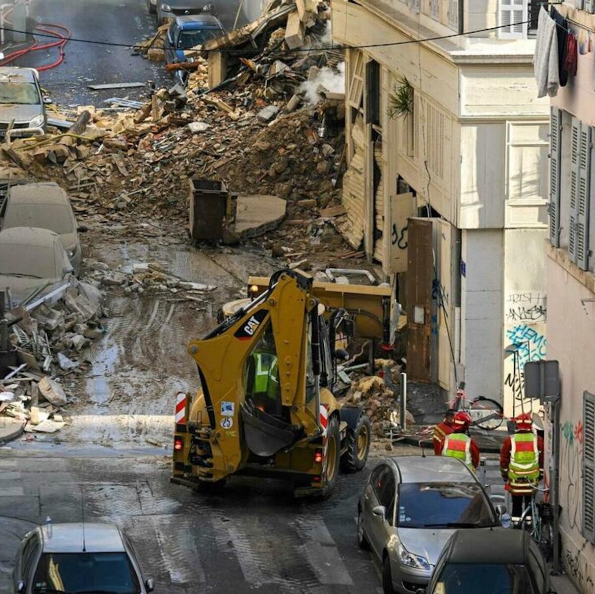 Crolla un palazzo in centro: morti, feriti e dispersi