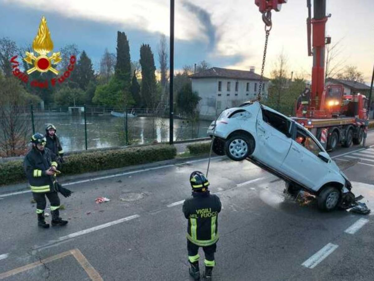 incidente porcia auto nel lago muore uomo