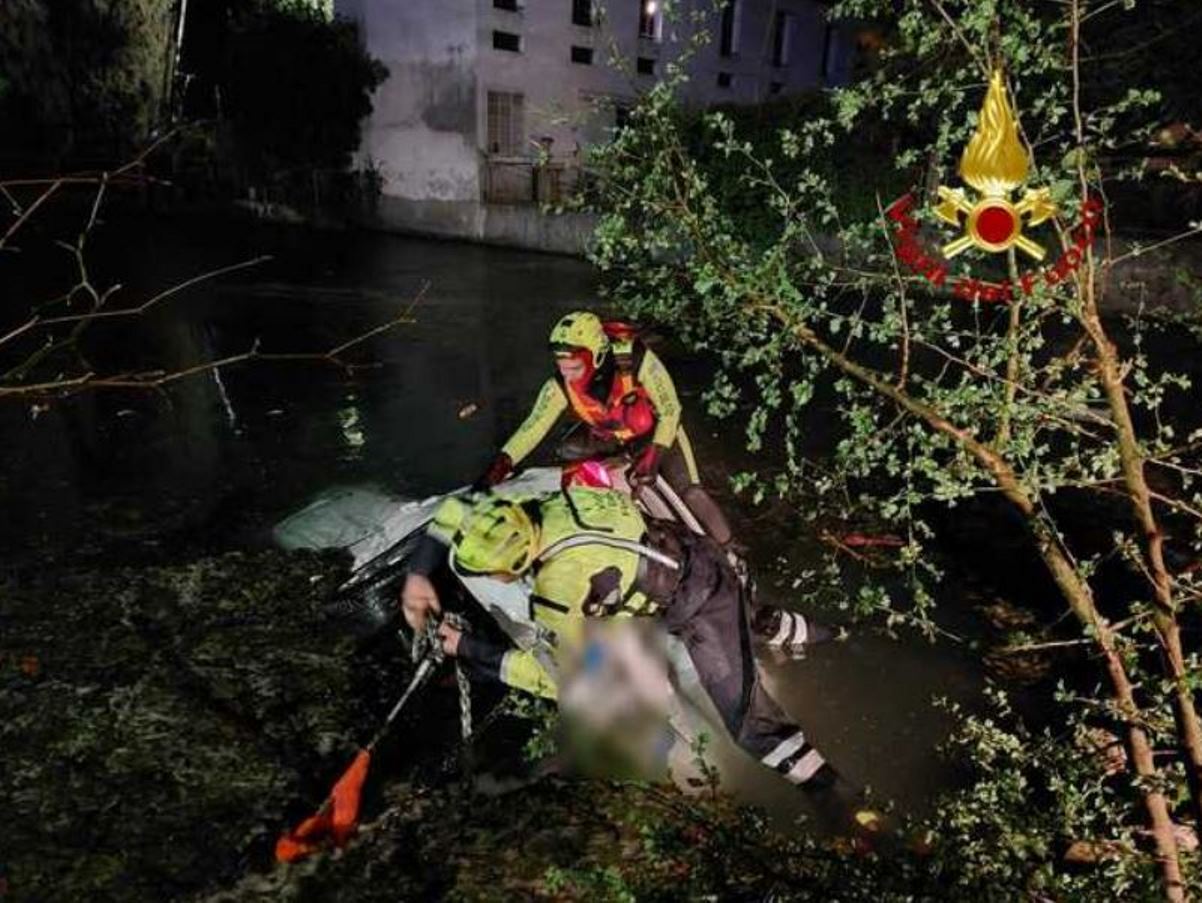 incidente porcia auto nel lago muore uomo