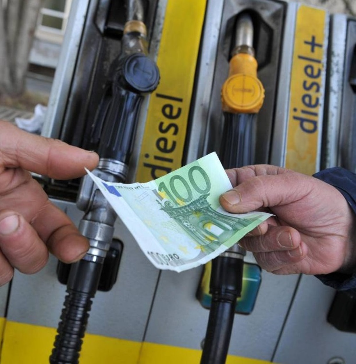 benzina rialzo prezzi pasqua