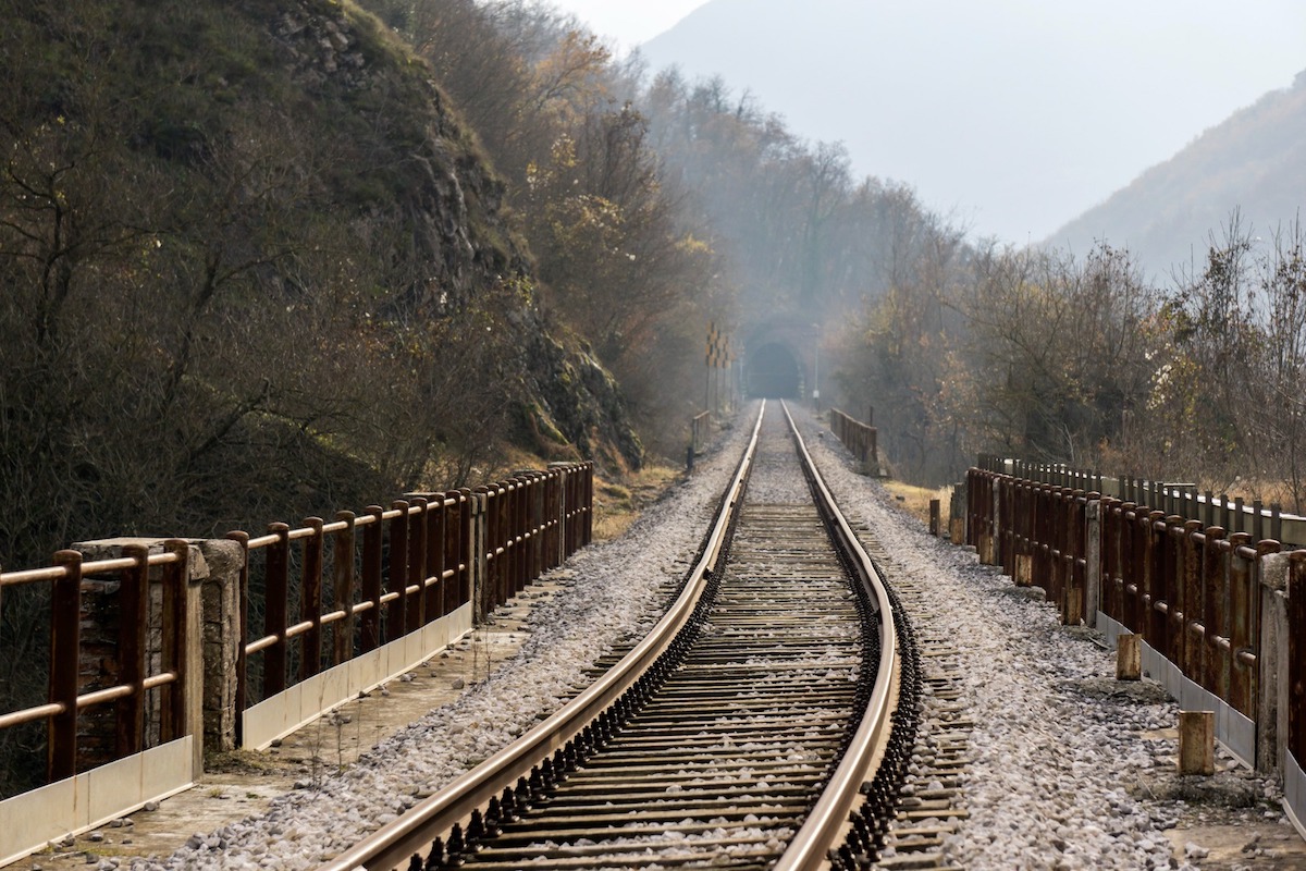 Treno merci deraglia, linea ferroviaria di Bologna-Firenze interrotta