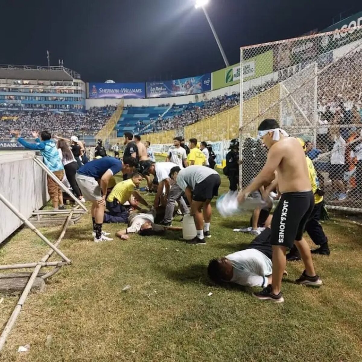 12 tifosi morti allo stadio per la calca: schiacciati dalla ressa