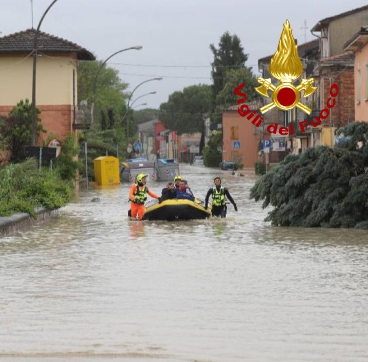 Cricca a Cesena per ripulire le strade dopo l'alluvione in Emilia Romagna