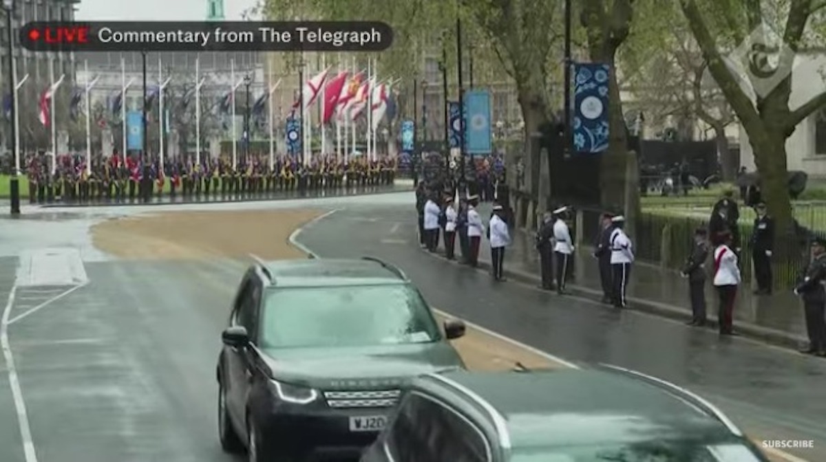 Carlo III è uscito da Buckingham Palace: le foto