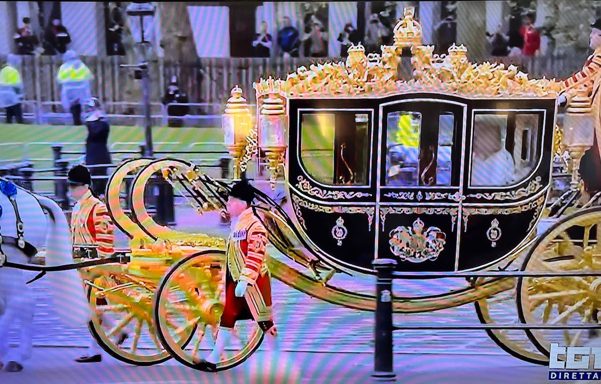 Carlo III è uscito da Buckingham Palace: le foto