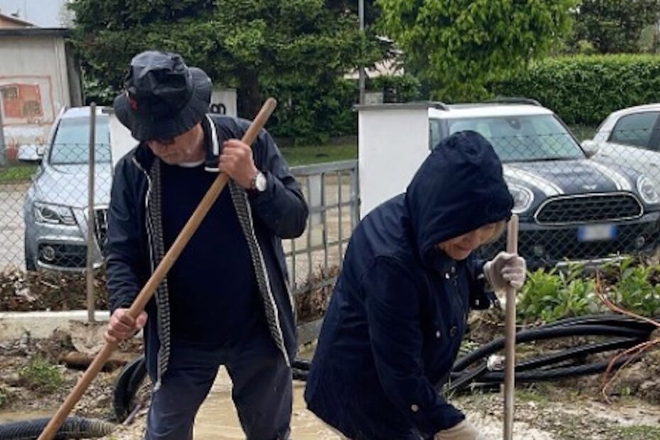 I genitori di Laura Pausini puliscono suo fanclub dal fango
