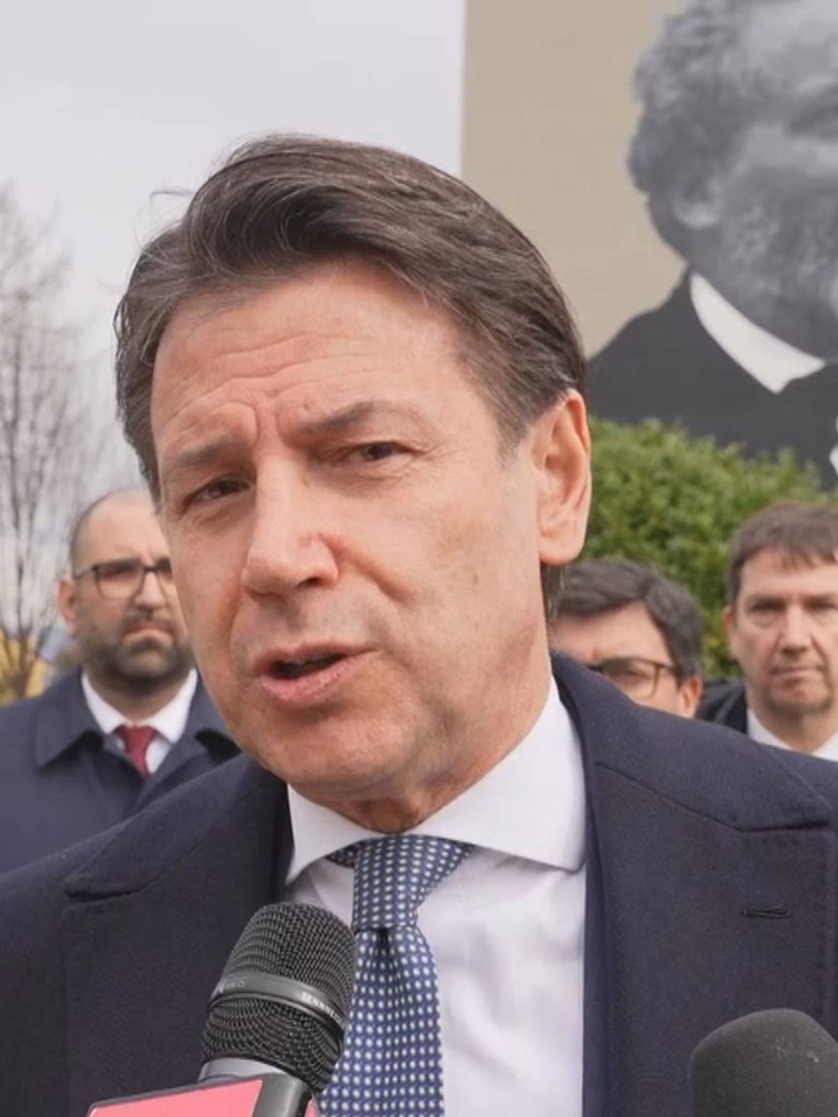 Giuseppe Conte aggredito da un no vax a Massa (Toscana)