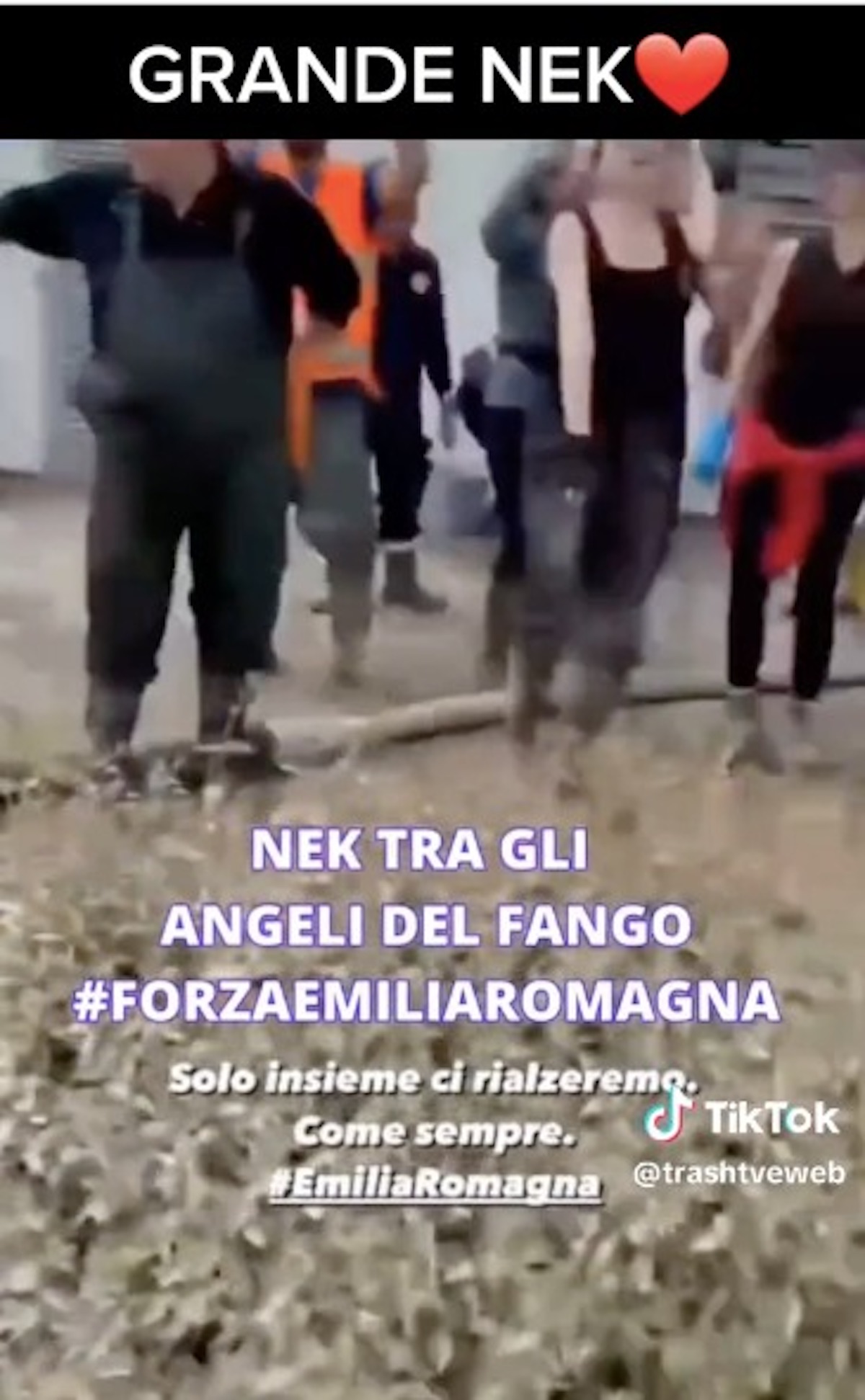 Nek a Forlì per pulire la strada dopo l'alluvione in Emilia Romagna