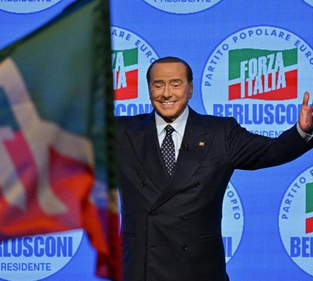 Funerali Silvio Berlusconi Maria De Filippi Vestita Bianco