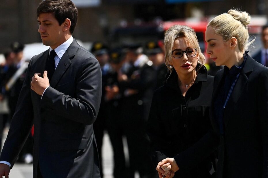 Arriva tardi al funerale di Silvio Berlusconi, i social non perdonano