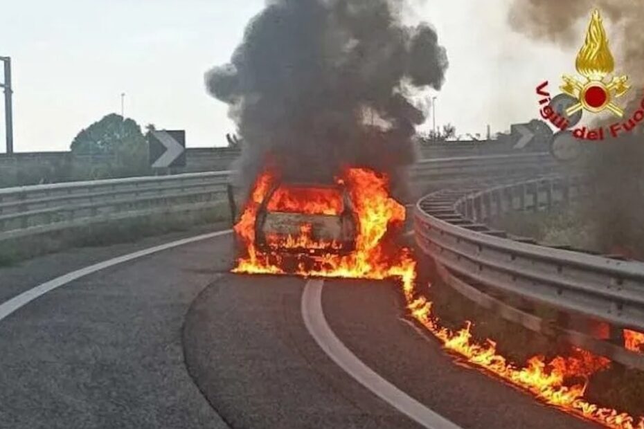 Auto prende fuoco sull’autostrada