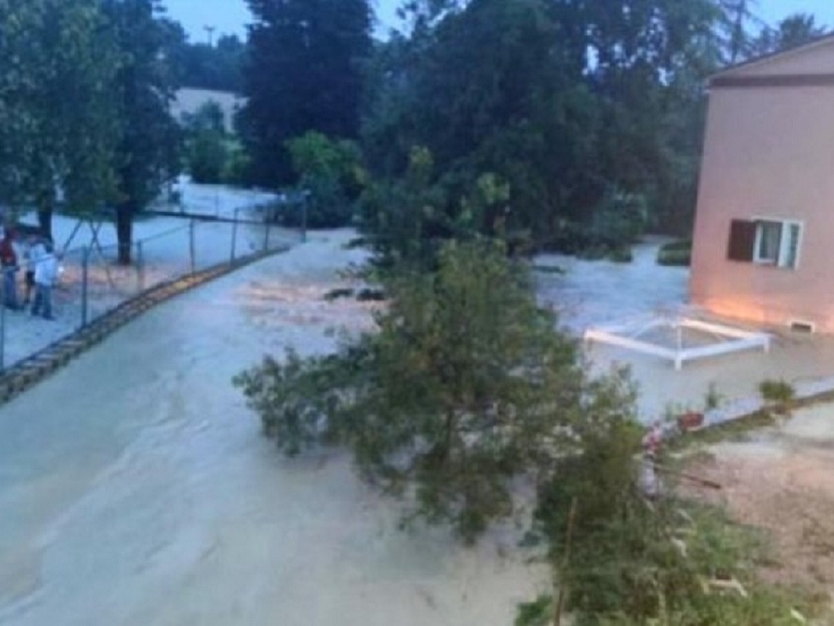 Bomba d'acqua a Macerata allagamenti e persone evacuate 