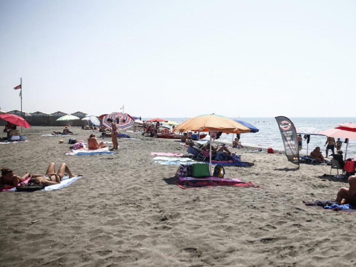 estate 2023 brutta scoperta italiani spiagge