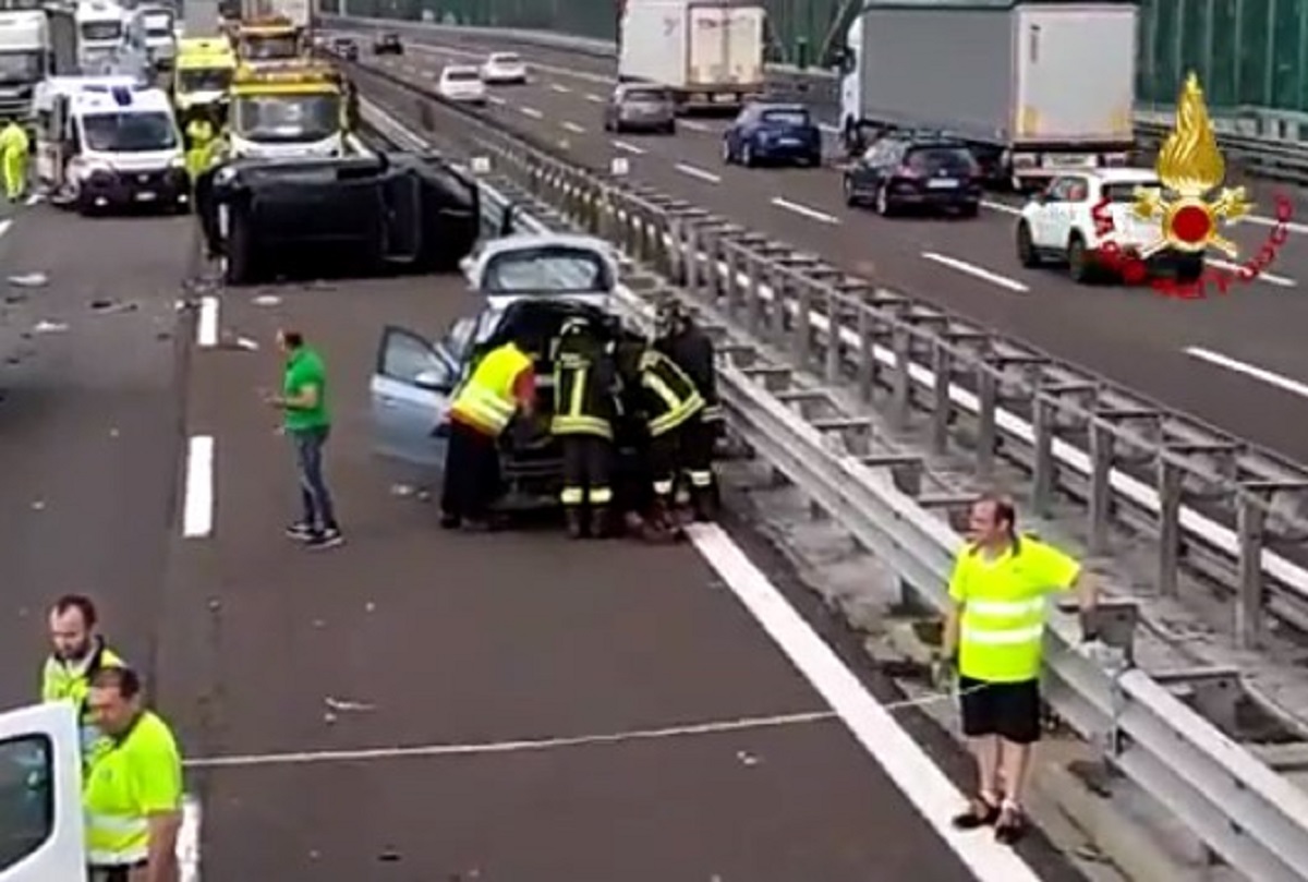 Montebello incidente sull'autostrada a4 cinque feriti