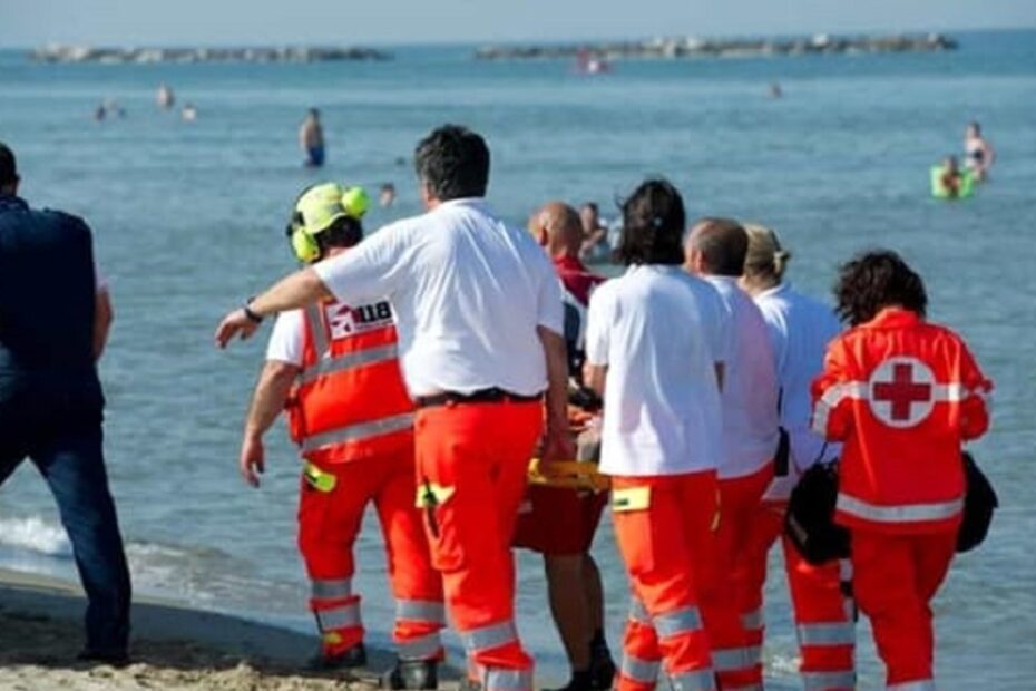 Tragedia a Torre Annunziata malore in spiaggia muore 68enne