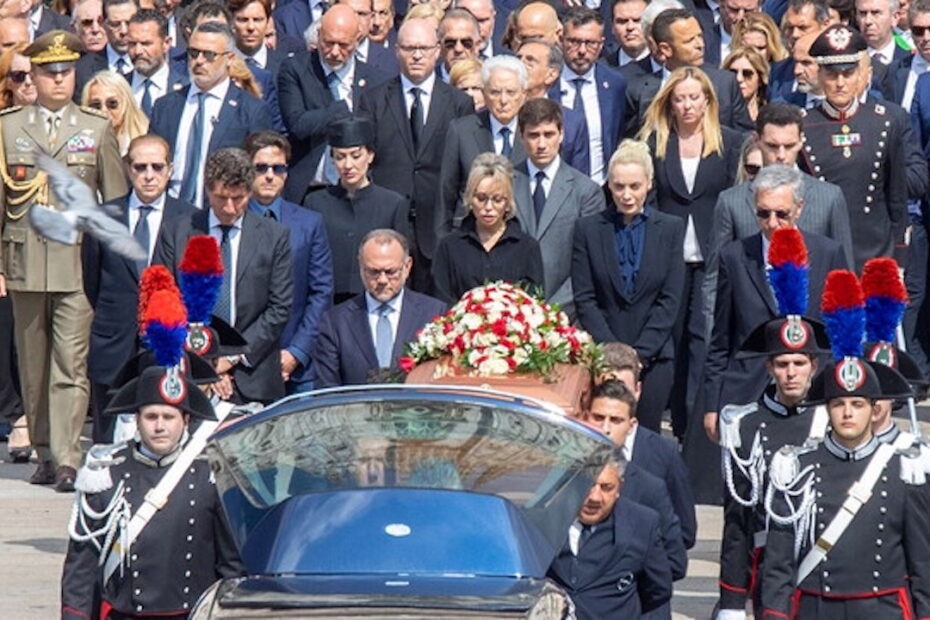 silvio berlusconi funerale furto fiori