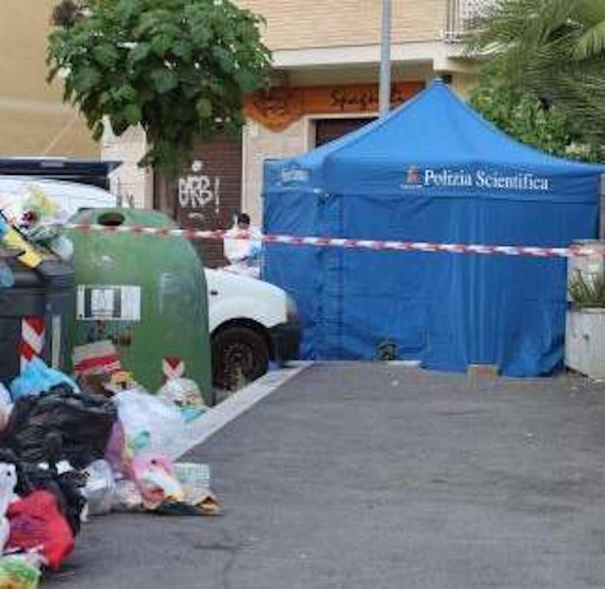 Trascina il corpo della fidanzata e lo butta nel cassonetto