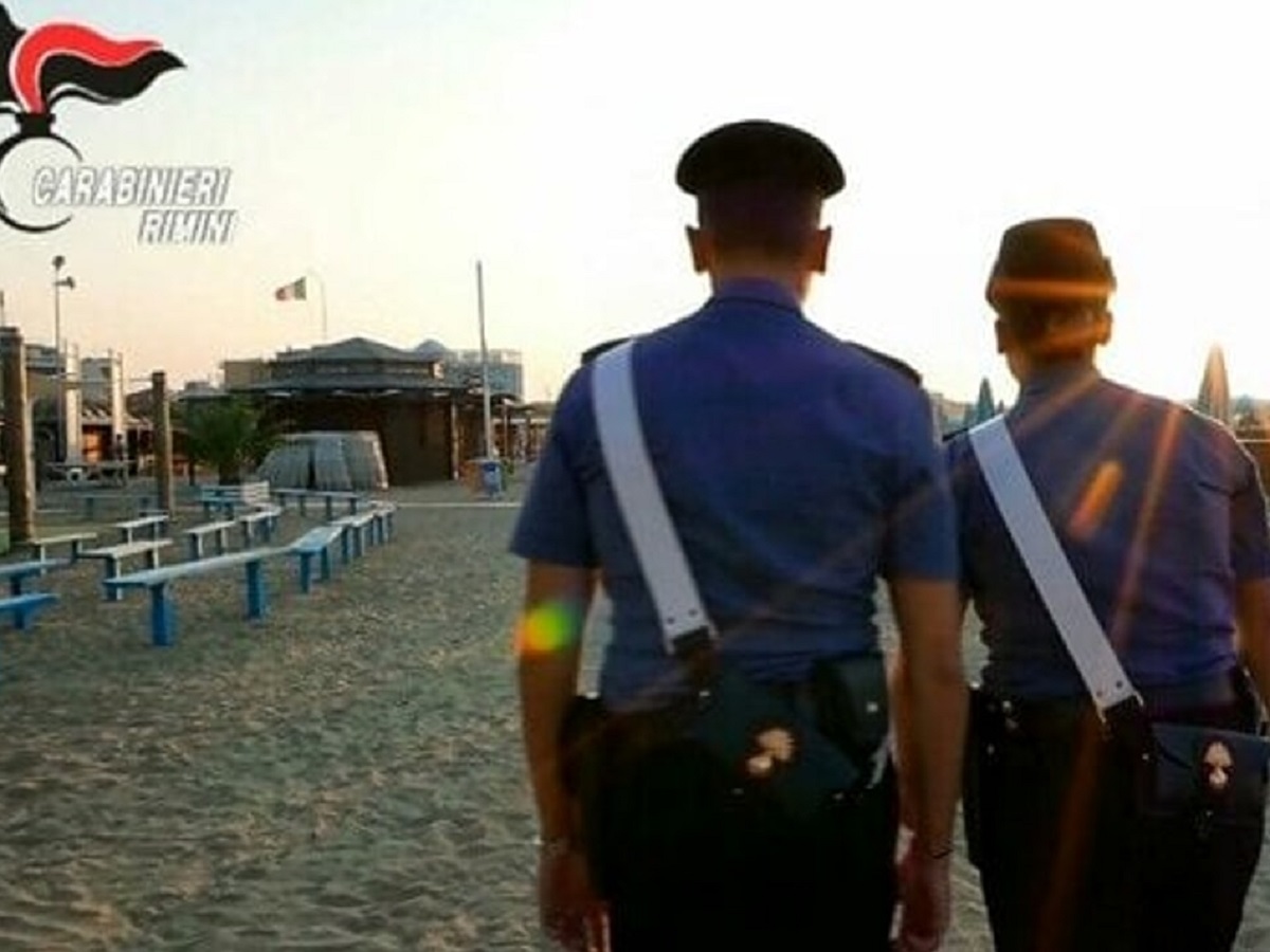 Molestie su due bambine in spiaggia uomo 47 anni arrestato