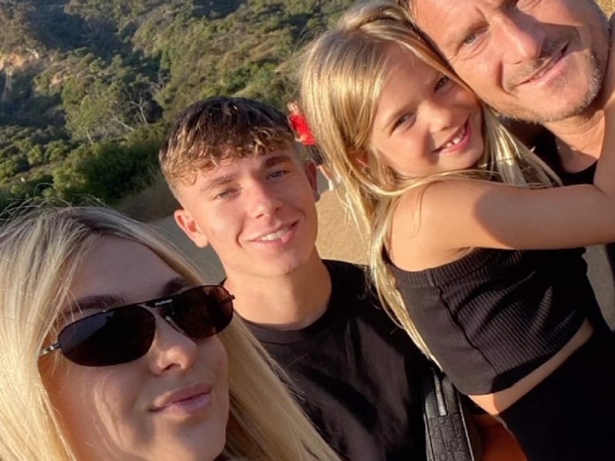 chanel totti vacanza papà critiche