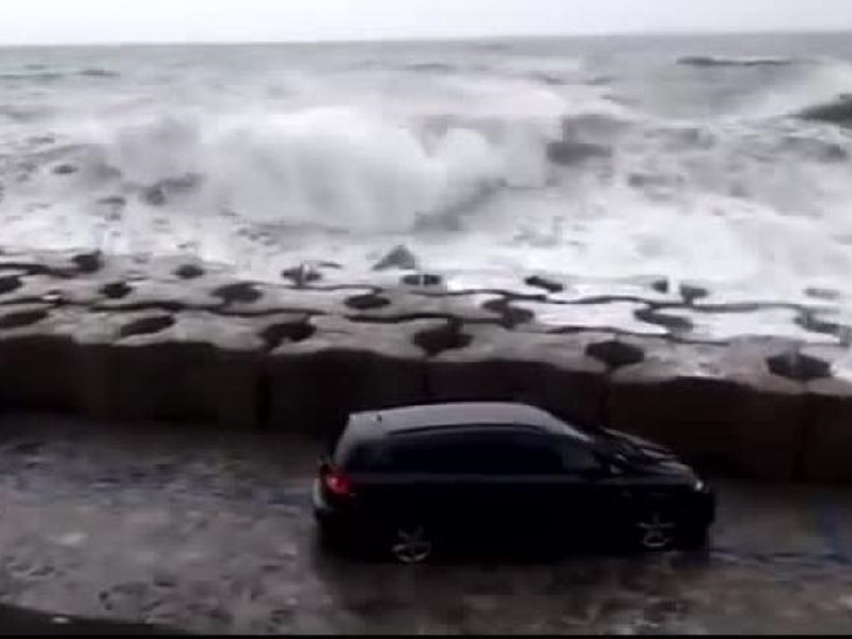 Forte mareggiata sulla costiera amalfitana
