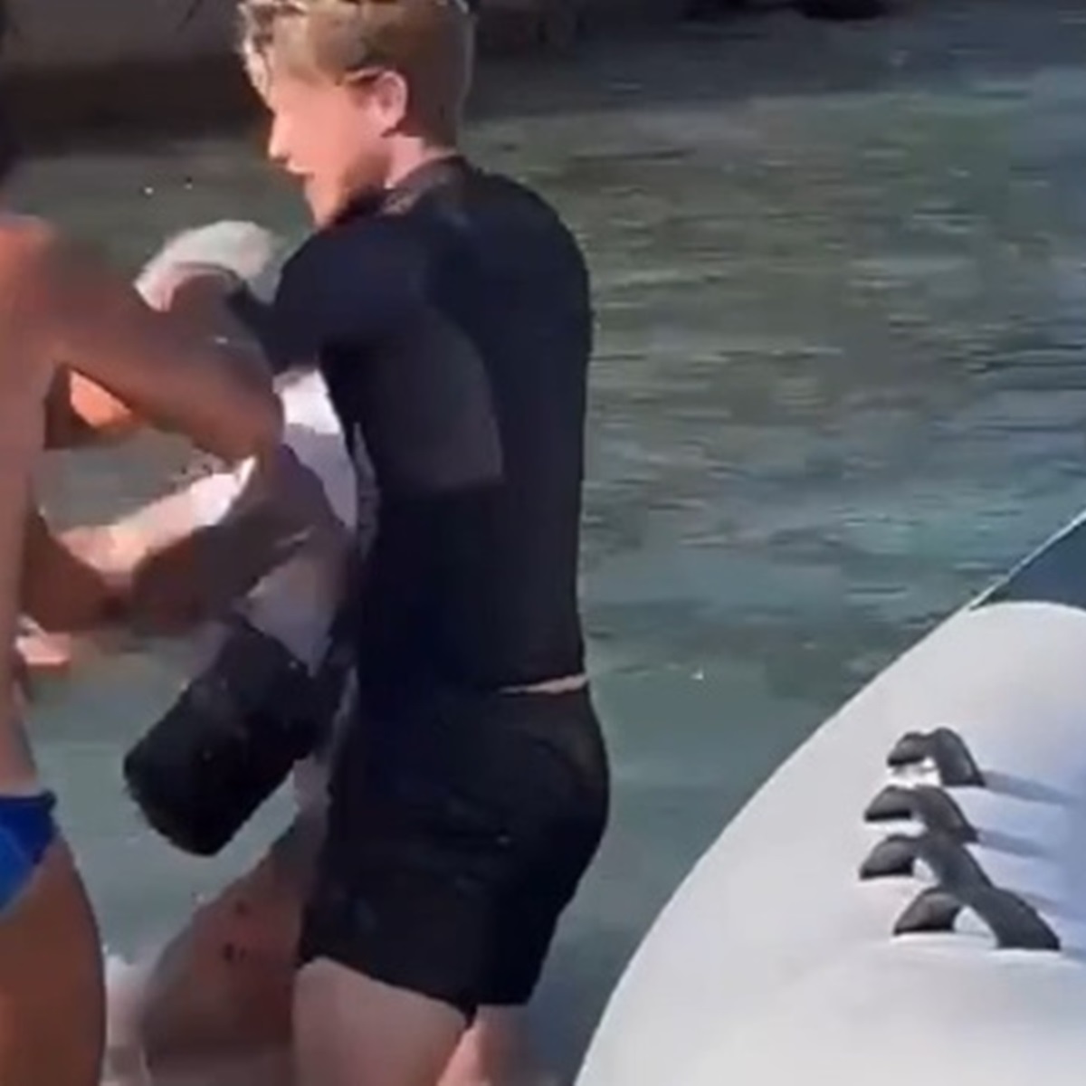 rissa toccato moglie calci spintoni