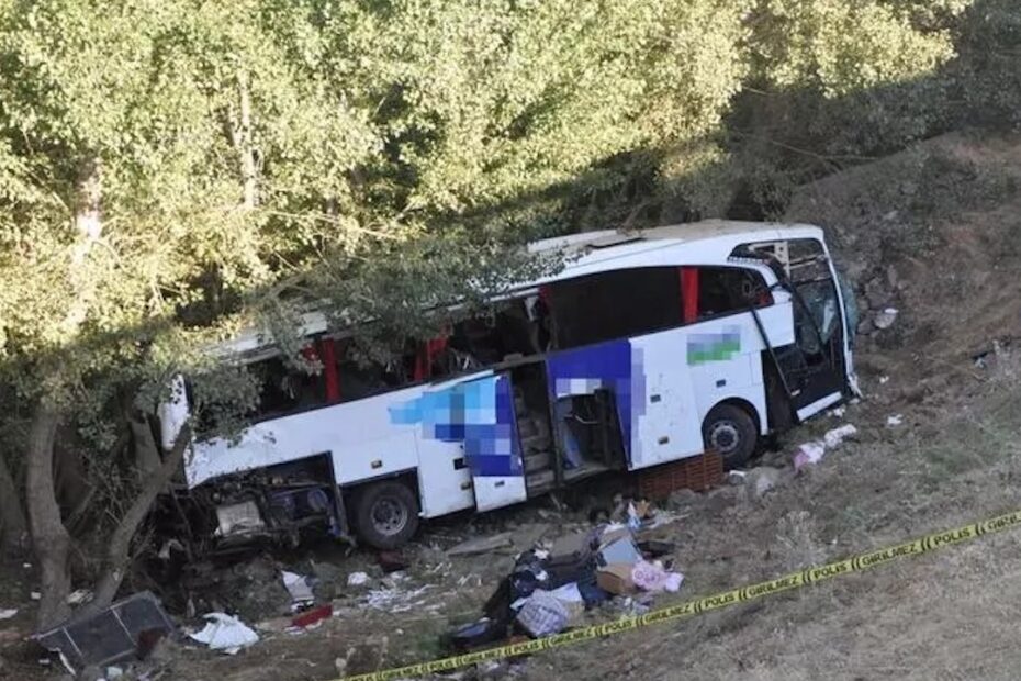 Bus precipita in una scarpata: 12 morti e 19 feriti