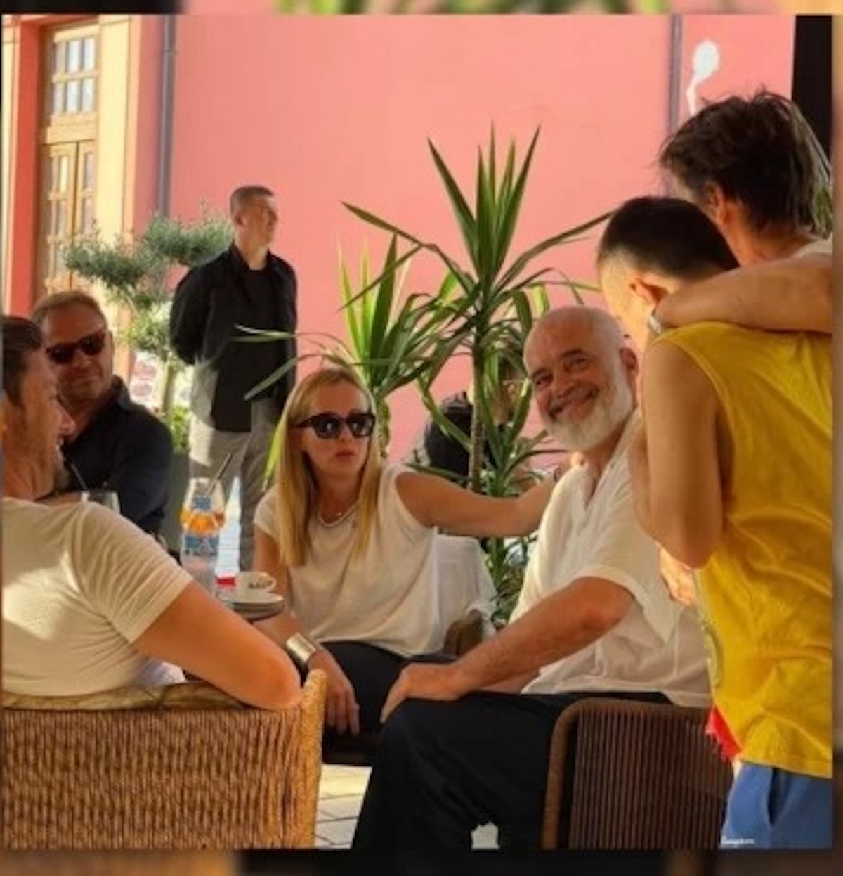 Turisti italiani fuggiti dal ristorante albanese senza pagare, il gesto di Giorgia Meloni