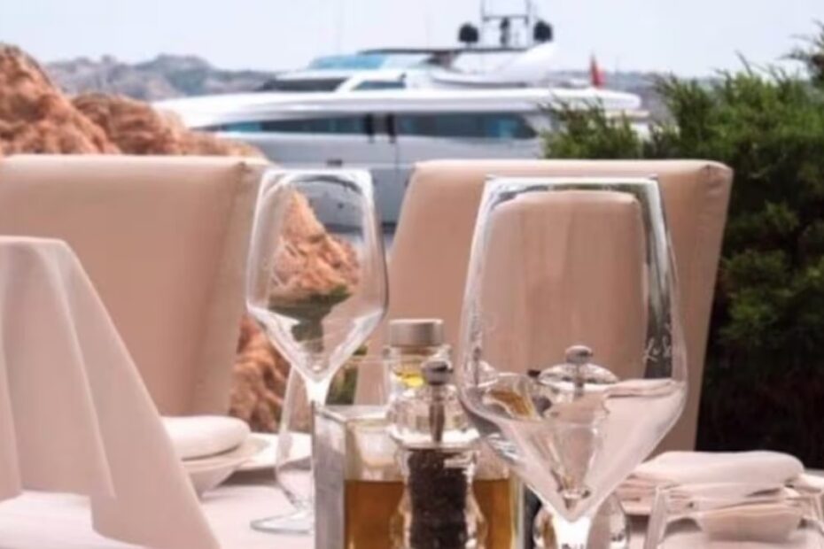 Saint-Tropez, cameriere insegue cliente 500 euro mancia troppo bassa