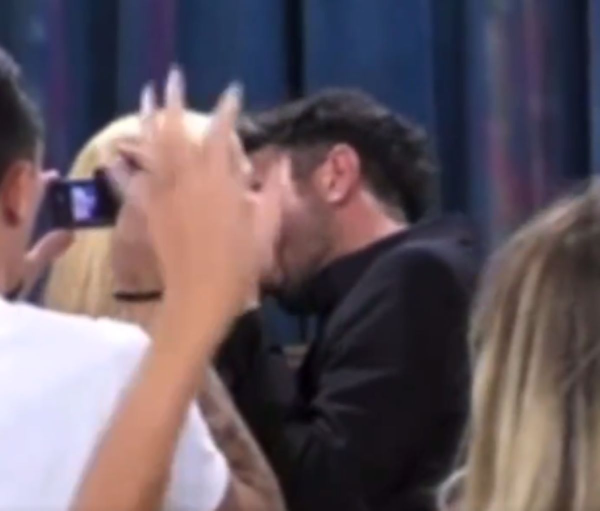 Grande Fratello Bacio Due Concorrenti
