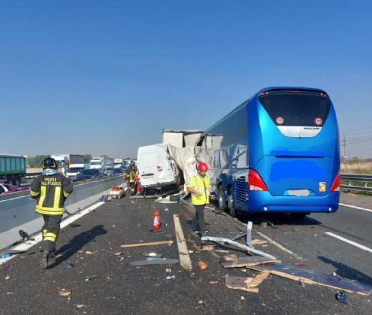Schianto sull’autostrada A1 coinvolti tre mezzi pesanti un morto 