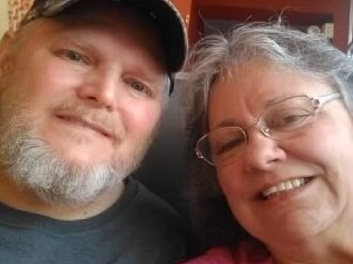 Mike Alford assalito  sciame di vespe morto 59 anni