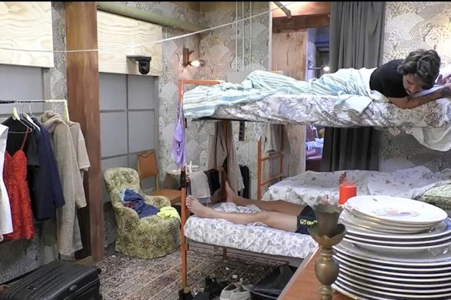 Grande Fratello, Lorenzo Remotti cade dal letto