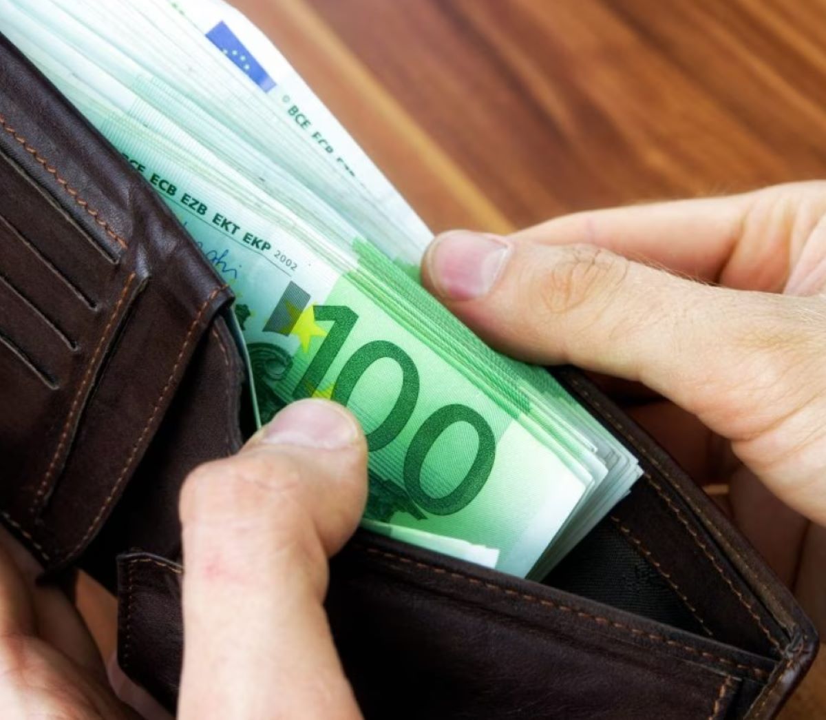 Uomo Trovato Portafoglio 500 Euro