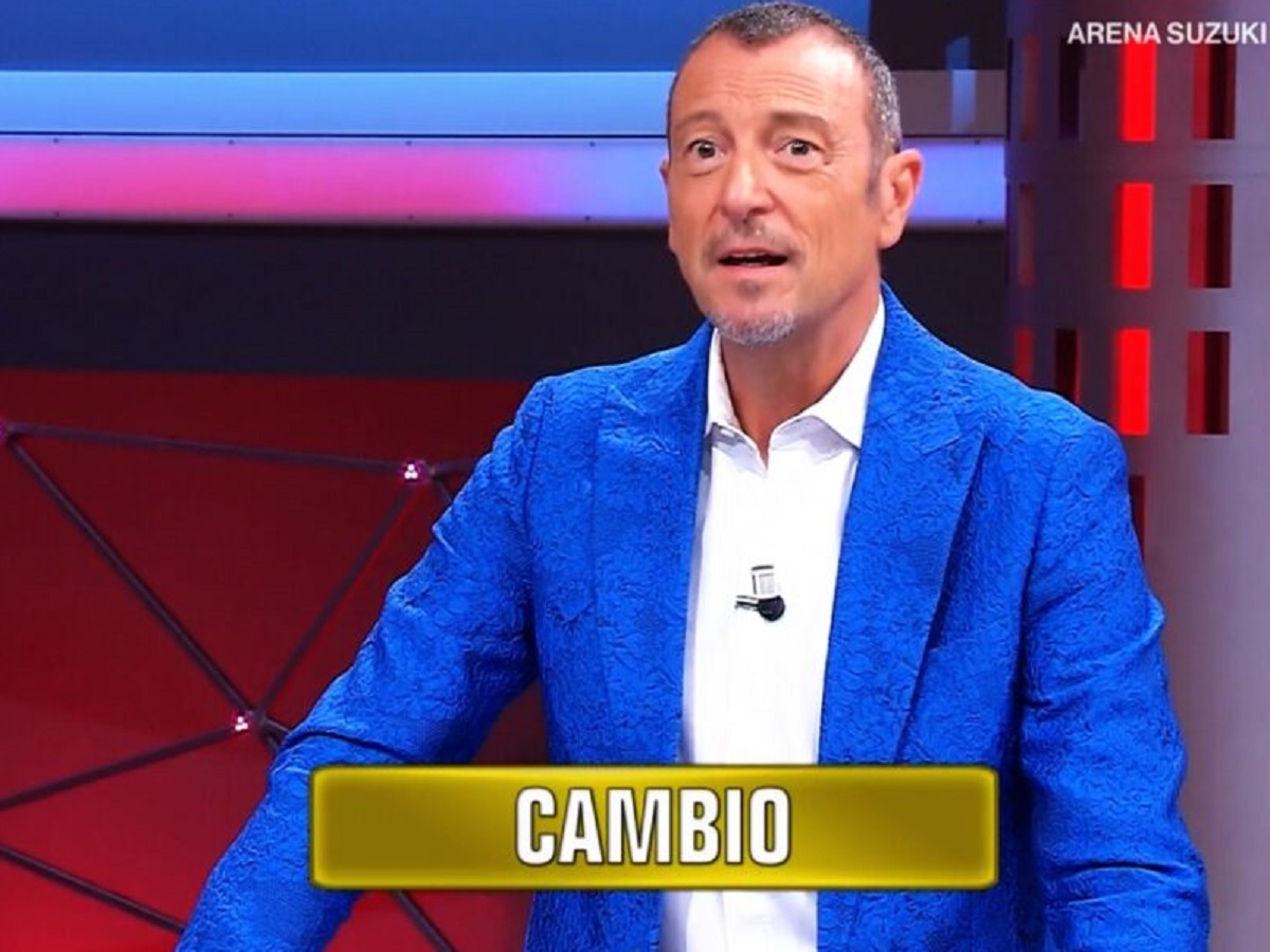 battuta di Amadeus davanti alle telecamere di Affari Tuoi