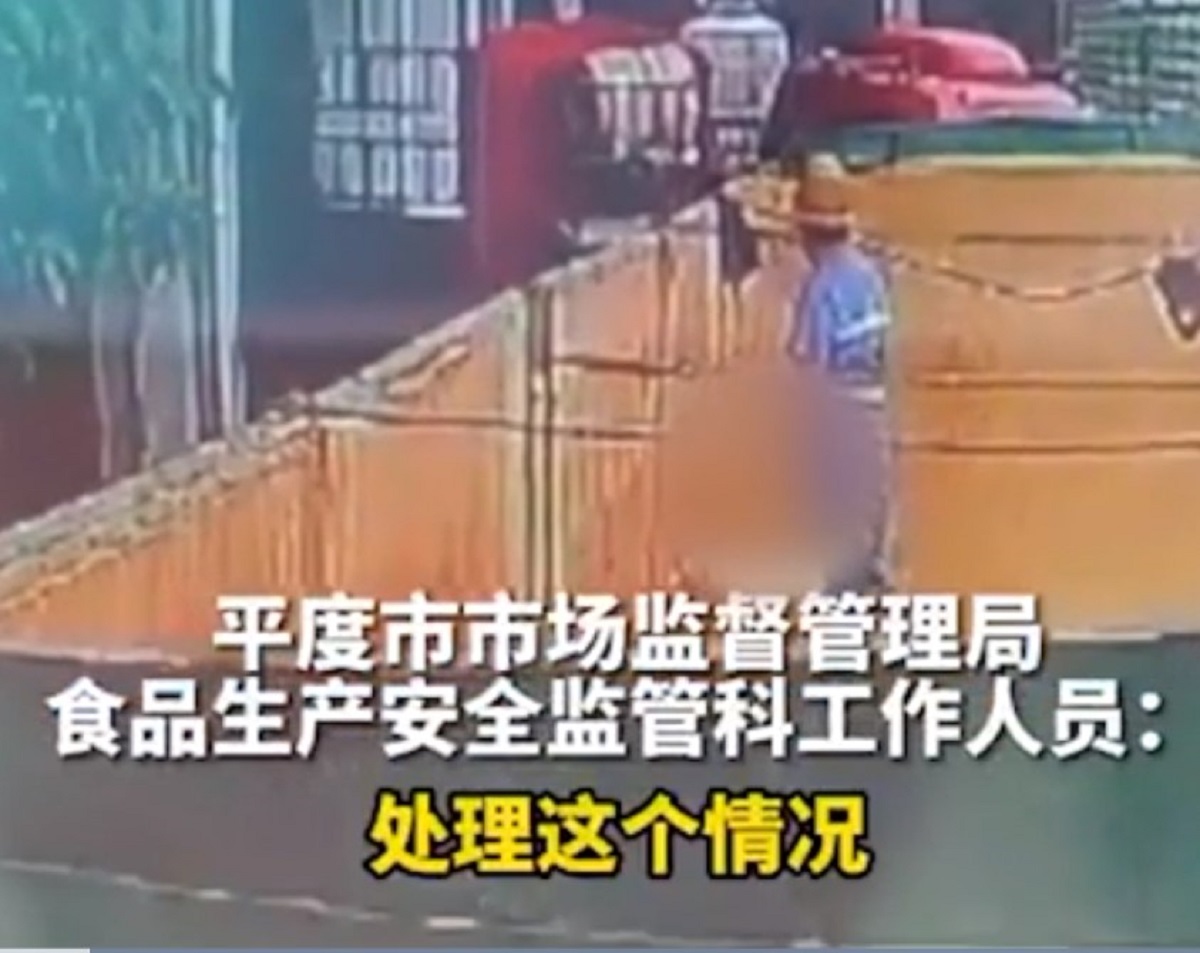 Cina operaio urina in un serbatoio della birra Tsingtao