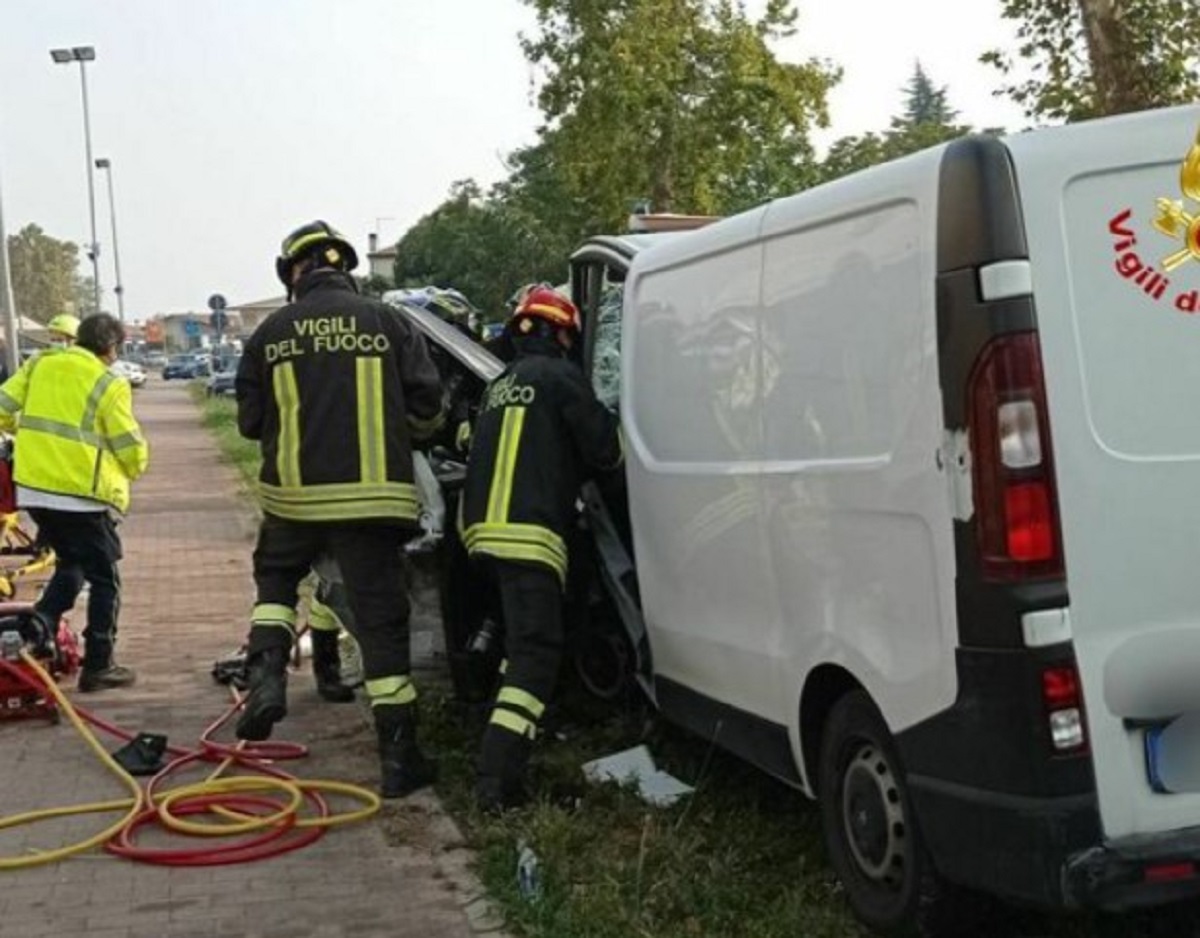  Montebelluna incidente tre furgone e autobus 2 morti e 3 feriti