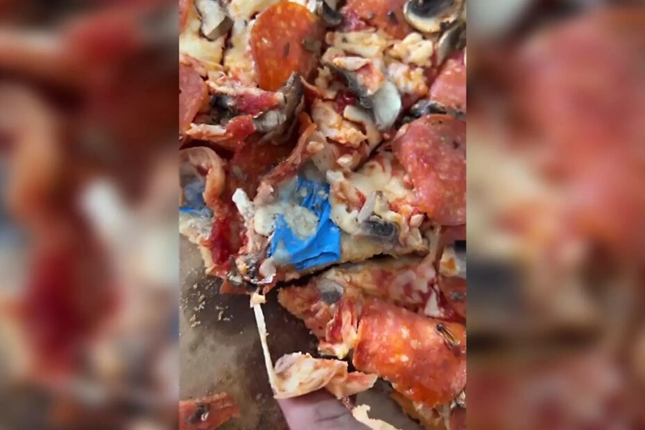 Ordina un pizza e dentro ci trova un guanto di plastica usato
