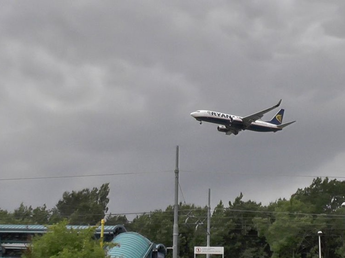 Panico tra i passeggeri del volo Ryanair diretto a Lamezia Terme